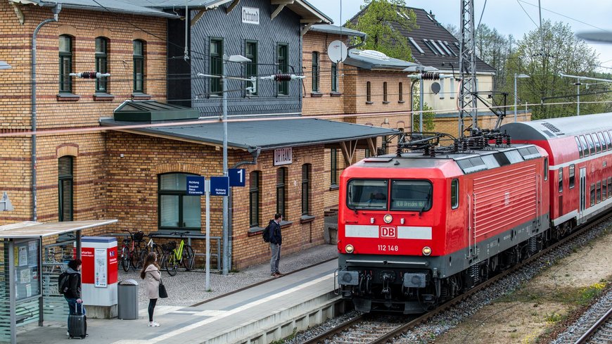 Ein Zug der DB am Bahnsteig des Bahnhofs Ortrand