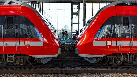 Foto von zwei Regionalverkehrszügen der Deutschen Bahn