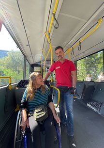 VBB Bus & Bahn-Begleitservice unterstützt mobilitseingeschränkte Fahrgäste