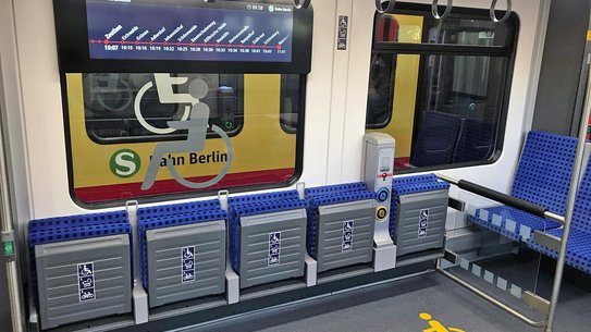 Blick auf das neue Mehrzweckabteil der S-Bahn