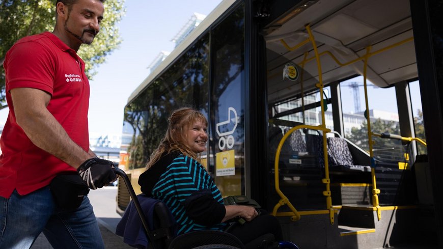 Unterstützung für mobilitätseingeschränkte Person bei ihrer Reise mit Bus und Bahn