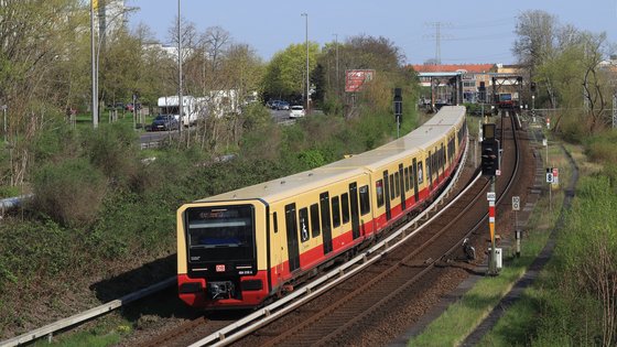 Blick von oben auf eine S-Bahn, Baureihe 483/484
