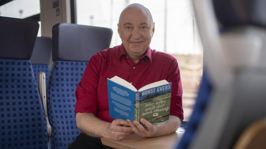 Portrait des Autoren Horst Evers in einem Zug