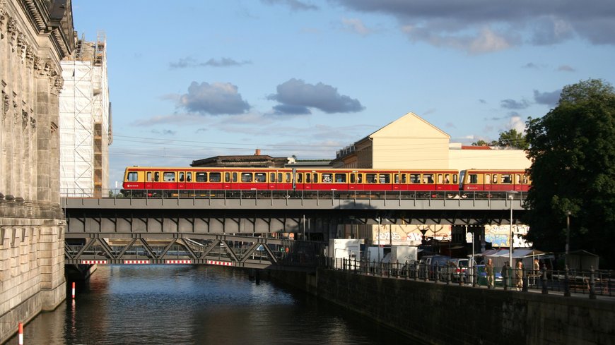 Eine Berliner S-Bahn fährt über die Stadtbahnbrücke Kupfergraben