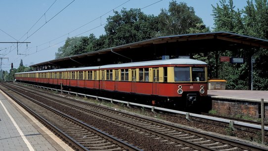 Foto von Berliner S-Bahn am Bahnhof Karlshorst