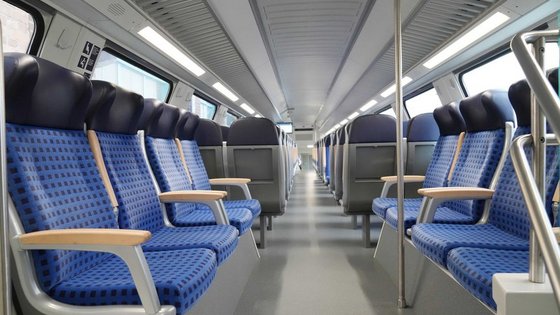 Foto des Innenraums und der Sitze eines Doppelstockzuges der Deutschen Bahn