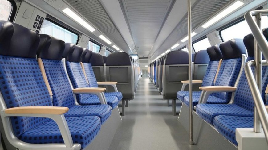 Foto des Innenraums und der Sitze eines Doppelstockzuges der Deutschen Bahn