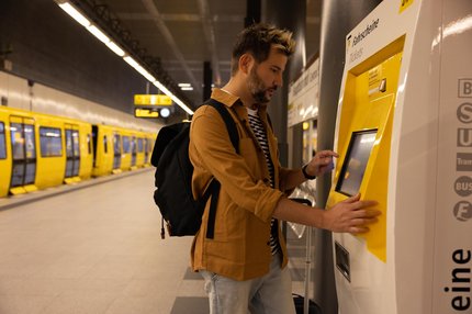 Foto eines Fahrgastes am Ticketautomat der BVG