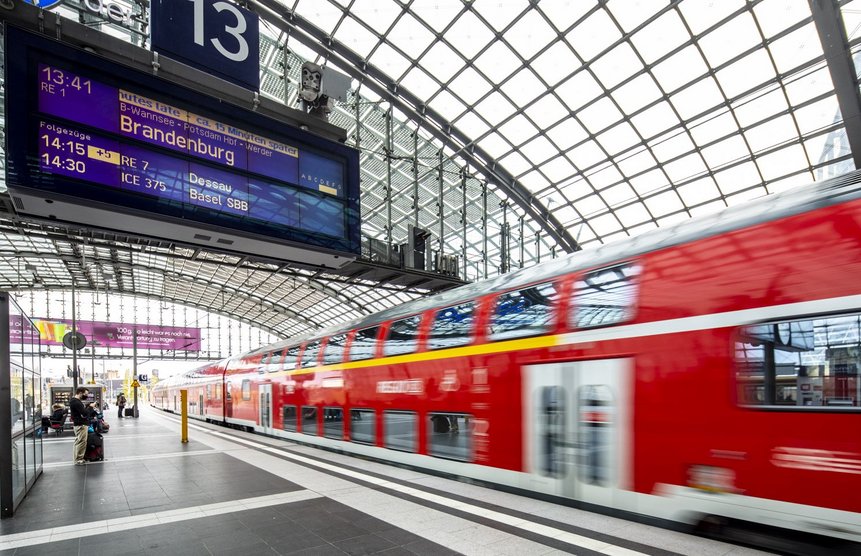 RE1, der Deutschen Bahn am Bahnhof fahrend