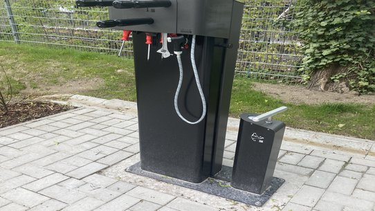 Reparaturstation am Fahrradparkhaus Hohen Neuendorf