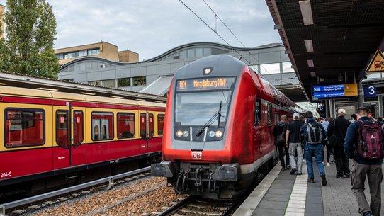 RE1, der Deutschen Bahn am Bahnhof fahrend